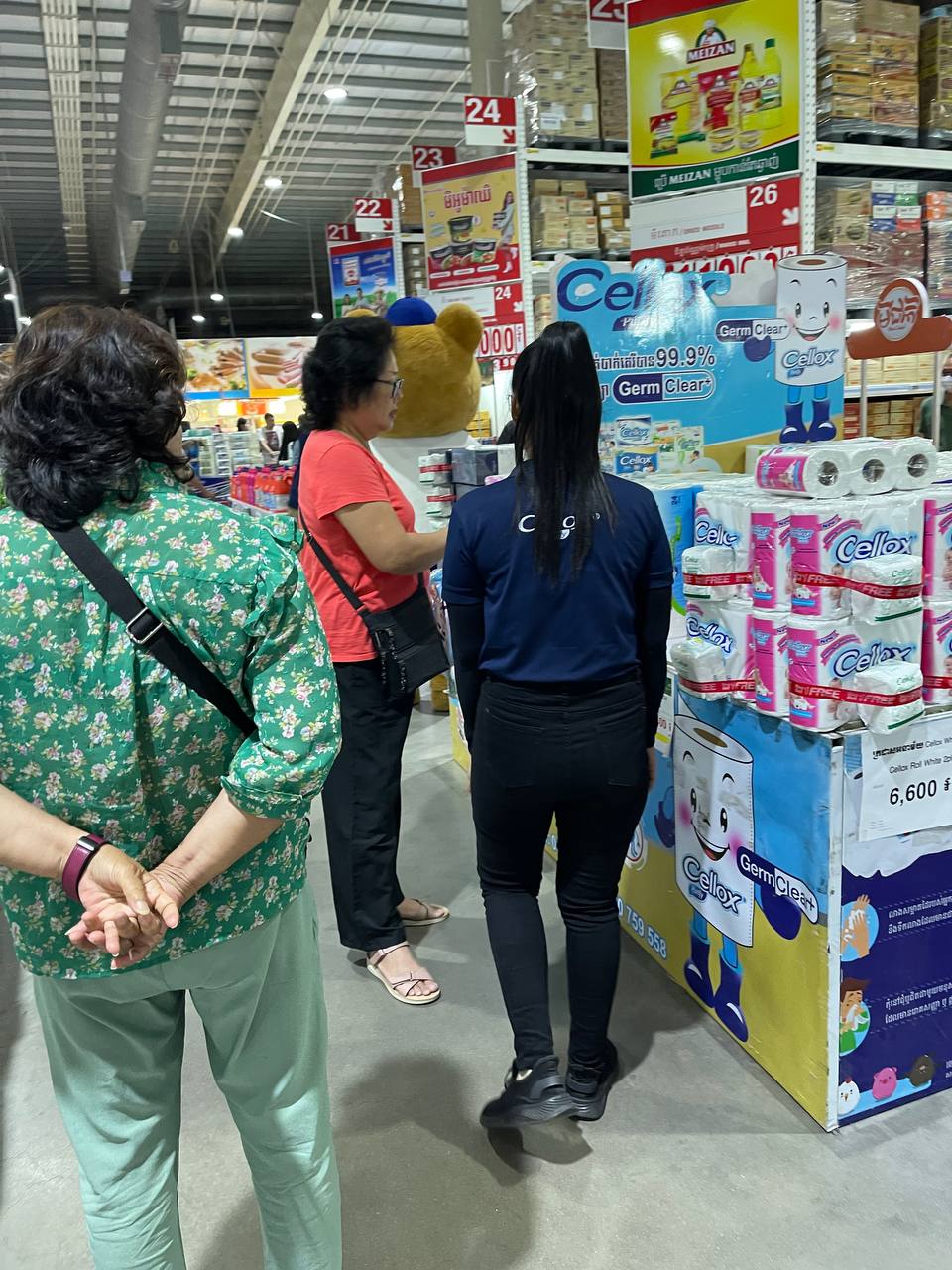 Da Houg Heng Enterprise promotes Cellox hygiene products at Makro Cambodia
